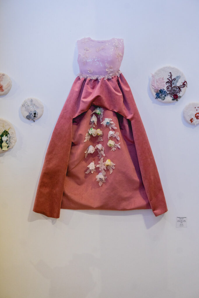 Escultura en vidrio contemporáneo de Ivanna Sola que representa la identidad femenina a través de capas translúcidas, simbolizando la memoria, el cuerpo y lo ancestral en el arte latinoamericano