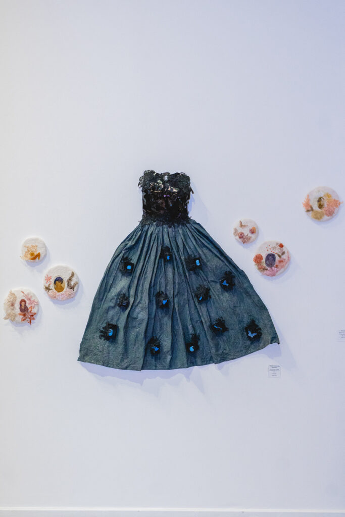 Escultura en vidrio contemporáneo de Ivanna Sola que representa la identidad femenina a través de capas translúcidas, simbolizando la memoria, el cuerpo y lo ancestral en el arte latinoamericano