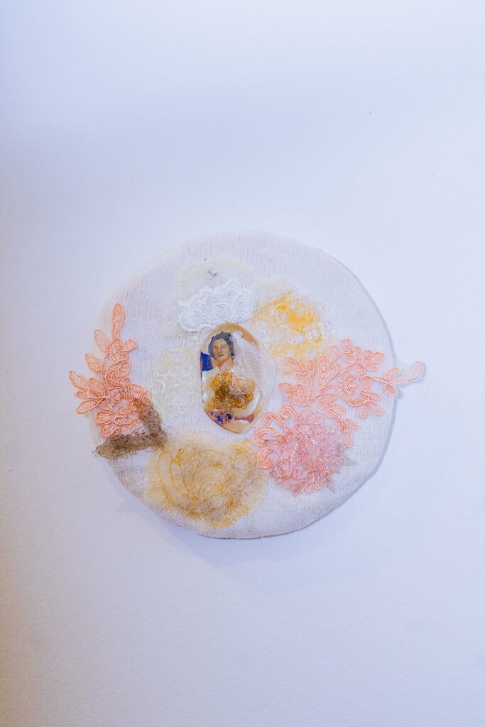 Escultura en vidrio contemporáneo de Ivanna Sola que representa la identidad femenina a través de capas translúcidas, simbolizando la memoria, el cuerpo y lo ancestral en el arte latinoamericano