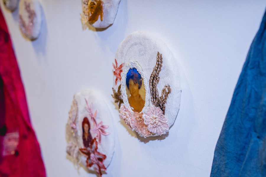 Escultura en vidrio contemporáneo de Ivanna Sola que representa la identidad femenina a través de capas translúcidas, simbolizando la memoria, el cuerpo y lo ancestral en el arte latinoamericano