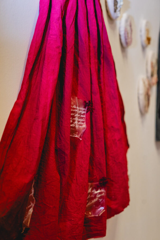 Escultura en vidrio contemporáneo de Ivanna Sola que representa la identidad femenina a través de capas translúcidas, simbolizando la memoria, el cuerpo y lo ancestral en el arte latinoamericano