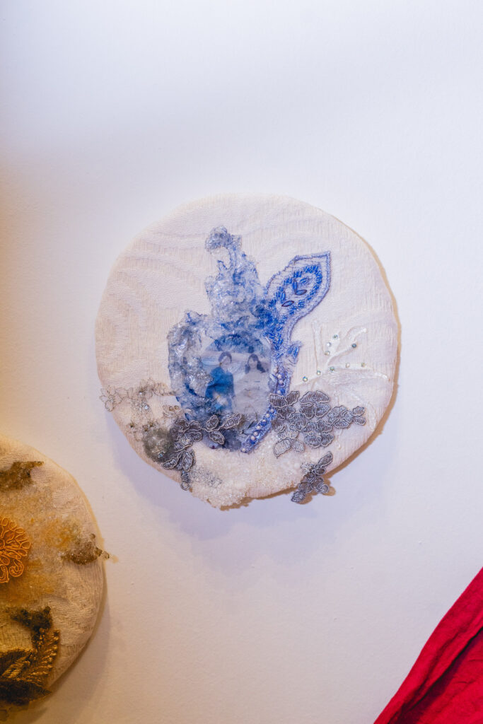 Escultura en vidrio contemporáneo de Ivanna Sola que representa la identidad femenina a través de capas translúcidas, simbolizando la memoria, el cuerpo y lo ancestral en el arte latinoamericano