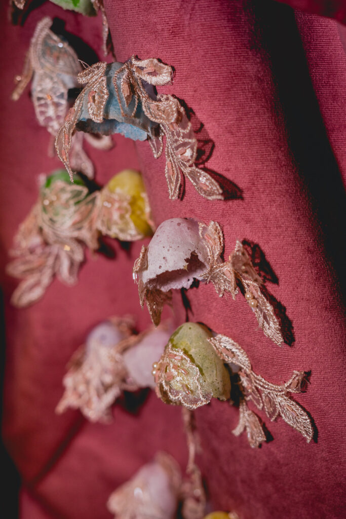 Escultura en vidrio contemporáneo de Ivanna Sola que representa la identidad femenina a través de capas translúcidas, simbolizando la memoria, el cuerpo y lo ancestral en el arte latinoamericano