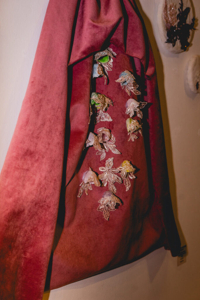 Escultura en vidrio contemporáneo de Ivanna Sola que representa la identidad femenina a través de capas translúcidas, simbolizando la memoria, el cuerpo y lo ancestral en el arte latinoamericano