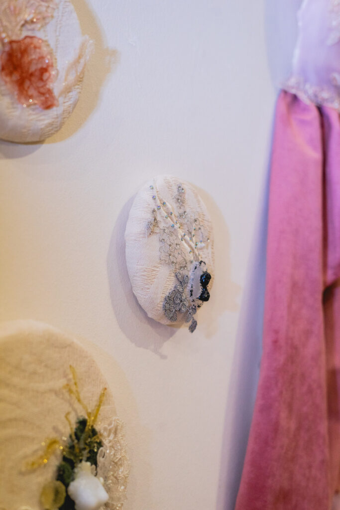 Escultura en vidrio contemporáneo de Ivanna Sola que representa la identidad femenina a través de capas translúcidas, simbolizando la memoria, el cuerpo y lo ancestral en el arte latinoamericano