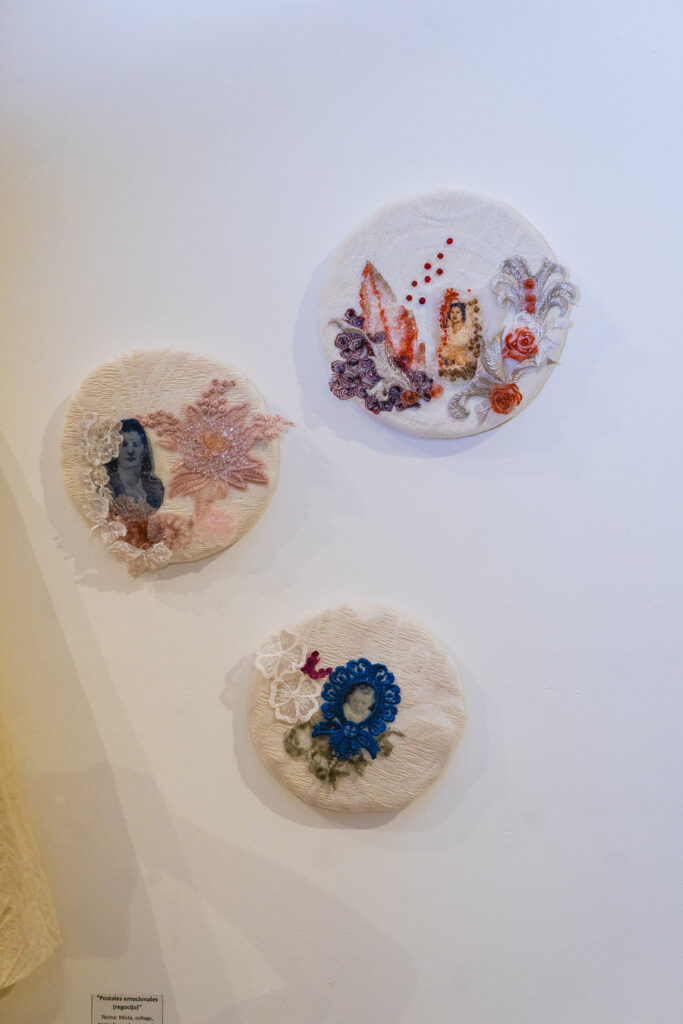 Escultura en vidrio contemporáneo de Ivanna Sola que representa la identidad femenina a través de capas translúcidas, simbolizando la memoria, el cuerpo y lo ancestral en el arte latinoamericano