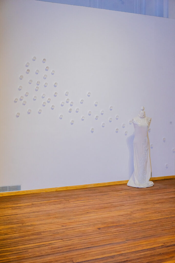 Escultura en vidrio contemporáneo de Ivanna Sola que representa la identidad femenina a través de capas translúcidas, simbolizando la memoria, el cuerpo y lo ancestral en el arte latinoamericano