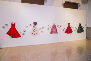 Escultura en vidrio contemporáneo de Ivanna Sola que representa la identidad femenina a través de capas translúcidas, simbolizando la memoria, el cuerpo y lo ancestral en el arte latinoamericano