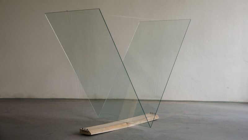 obra de vidrio contemporáneo en exposición Stanislav Libenský Award Praga escultura en vidrio arte contemporáneo exposición internacional en Praga detalle de pieza artística en vidrio contemporáneo luz y transparencia exposición de arte en vidrio en el Clam Gallas Palace Praga artistas emergentes del vidrio exhibición internacional Stanislav Libenský Award