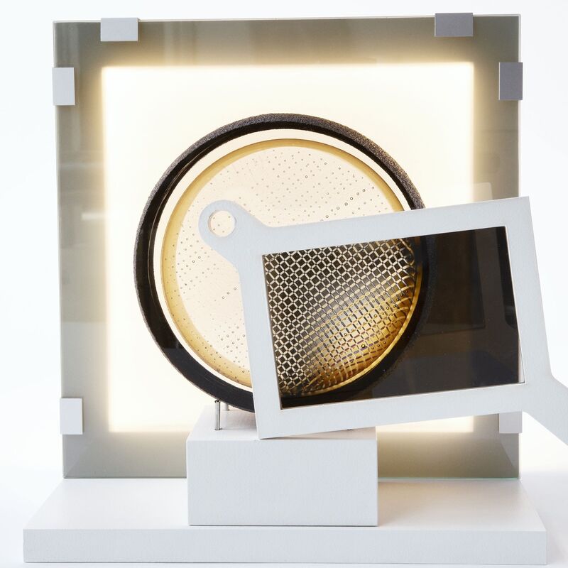 obra de vidrio contemporáneo en exposición Stanislav Libenský Award Praga escultura en vidrio arte contemporáneo exposición internacional en Praga detalle de pieza artística en vidrio contemporáneo luz y transparencia exposición de arte en vidrio en el Clam Gallas Palace Praga artistas emergentes del vidrio exhibición internacional Stanislav Libenský Award