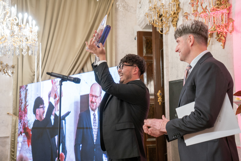 obra de vidrio contemporáneo en exposición Stanislav Libenský Award Praga escultura en vidrio arte contemporáneo exposición internacional en Praga detalle de pieza artística en vidrio contemporáneo luz y transparencia exposición de arte en vidrio en el Clam Gallas Palace Praga artistas emergentes del vidrio exhibición internacional Stanislav Libenský Award