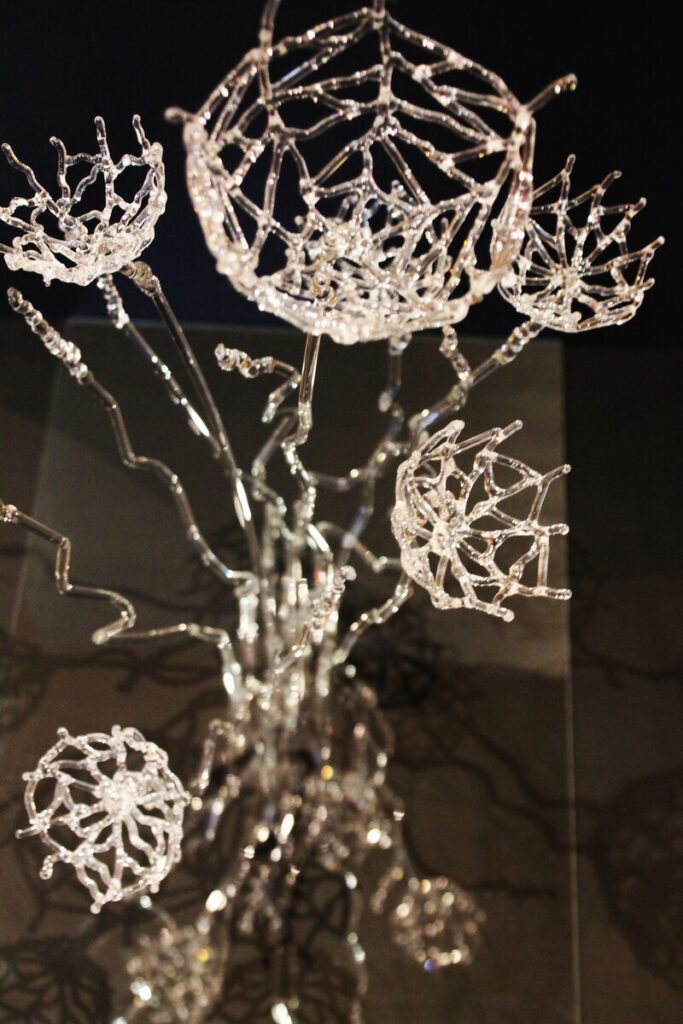 Detalle Flor de luz ok “Exposición EN DIÁLOGO de ACAV en Barcelona, muestra de arte contemporáneo en vidrio.”