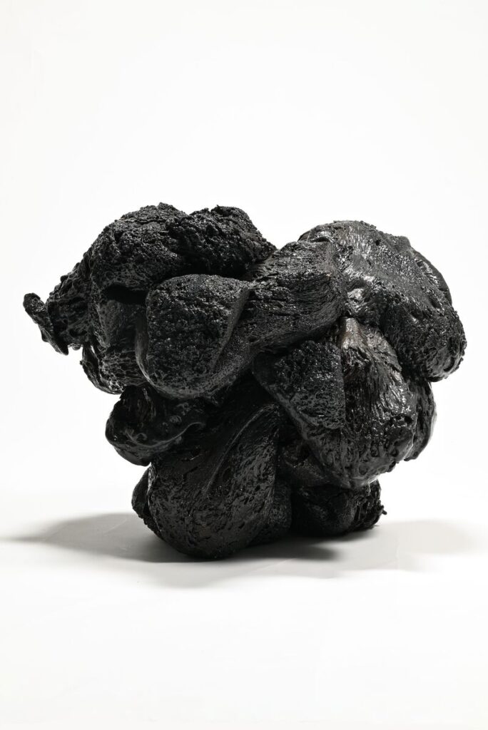 obra de vidrio contemporáneo en exposición Stanislav Libenský Award Praga escultura en vidrio arte contemporáneo exposición internacional en Praga detalle de pieza artística en vidrio contemporáneo luz y transparencia exposición de arte en vidrio en el Clam Gallas Palace Praga artistas emergentes del vidrio exhibición internacional Stanislav Libenský Award