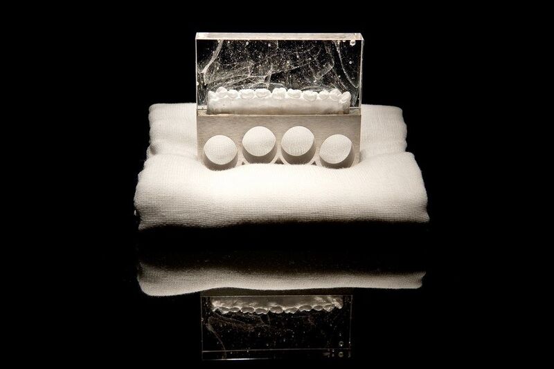 obra de vidrio contemporáneo en exposición Stanislav Libenský Award Praga escultura en vidrio arte contemporáneo exposición internacional en Praga detalle de pieza artística en vidrio contemporáneo luz y transparencia exposición de arte en vidrio en el Clam Gallas Palace Praga artistas emergentes del vidrio exhibición internacional Stanislav Libenský Award