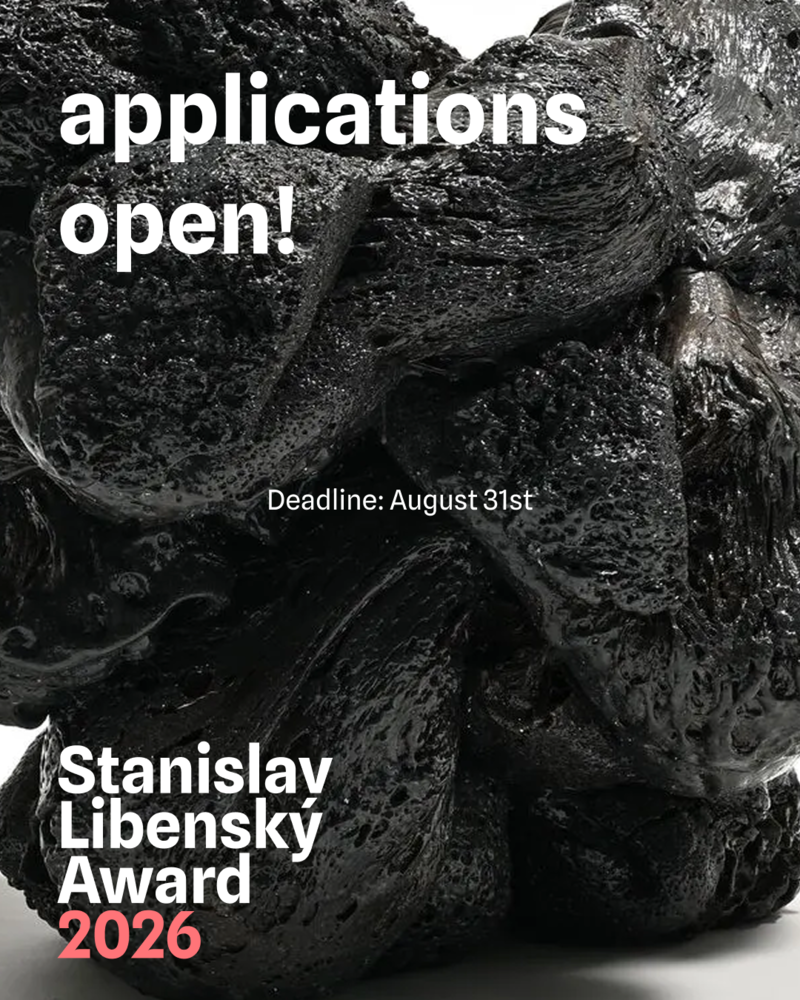 obra de vidrio contemporáneo en exposición Stanislav Libenský Award Praga escultura en vidrio arte contemporáneo exposición internacional en Praga detalle de pieza artística en vidrio contemporáneo luz y transparencia exposición de arte en vidrio en el Clam Gallas Palace Praga artistas emergentes del vidrio exhibición internacional Stanislav Libenský Award