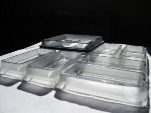 obra de vidrio contemporáneo en exposición Stanislav Libenský Award Praga escultura en vidrio arte contemporáneo exposición internacional en Praga detalle de pieza artística en vidrio contemporáneo luz y transparencia exposición de arte en vidrio en el Clam Gallas Palace Praga artistas emergentes del vidrio exhibición internacional Stanislav Libenský Award