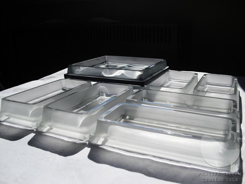 obra de vidrio contemporáneo en exposición Stanislav Libenský Award Praga escultura en vidrio arte contemporáneo exposición internacional en Praga detalle de pieza artística en vidrio contemporáneo luz y transparencia exposición de arte en vidrio en el Clam Gallas Palace Praga artistas emergentes del vidrio exhibición internacional Stanislav Libenský Award