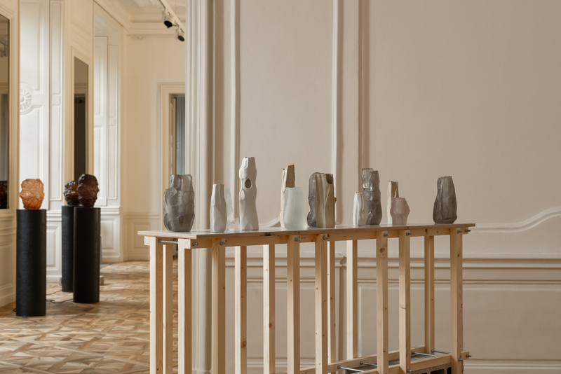 obra de vidrio contemporáneo en exposición Stanislav Libenský Award Praga escultura en vidrio arte contemporáneo exposición internacional en Praga detalle de pieza artística en vidrio contemporáneo luz y transparencia exposición de arte en vidrio en el Clam Gallas Palace Praga artistas emergentes del vidrio exhibición internacional Stanislav Libenský Award