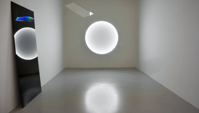 obra de vidrio contemporáneo en exposición Stanislav Libenský Award Praga escultura en vidrio arte contemporáneo exposición internacional en Praga detalle de pieza artística en vidrio contemporáneo luz y transparencia exposición de arte en vidrio en el Clam Gallas Palace Praga artistas emergentes del vidrio exhibición internacional Stanislav Libenský Award