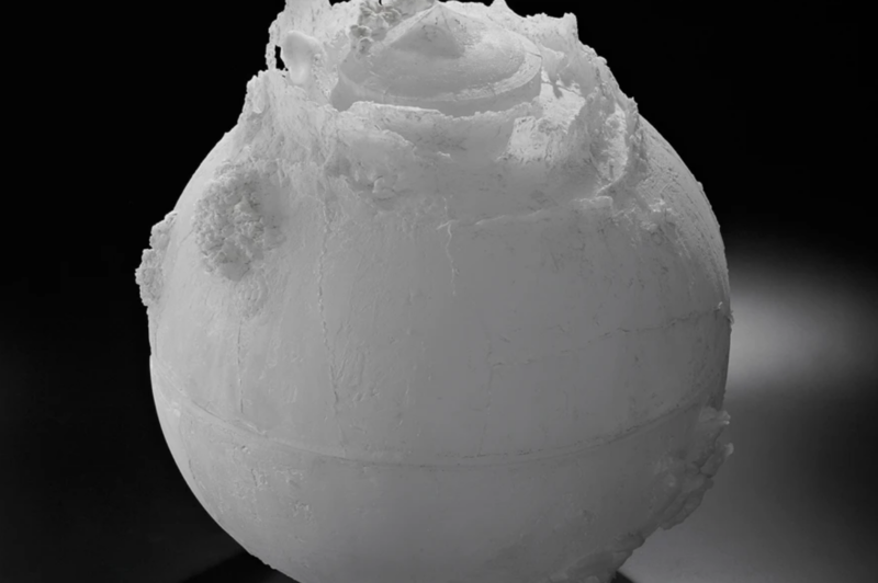 obra de vidrio contemporáneo en exposición Stanislav Libenský Award Praga escultura en vidrio arte contemporáneo exposición internacional en Praga detalle de pieza artística en vidrio contemporáneo luz y transparencia exposición de arte en vidrio en el Clam Gallas Palace Praga artistas emergentes del vidrio exhibición internacional Stanislav Libenský Award