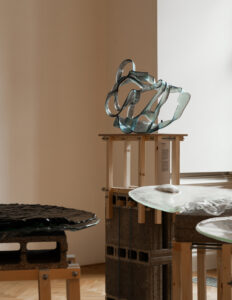 obra de vidrio contemporáneo en exposición Stanislav Libenský Award Praga escultura en vidrio arte contemporáneo exposición internacional en Praga detalle de pieza artística en vidrio contemporáneo luz y transparencia exposición de arte en vidrio en el Clam Gallas Palace Praga artistas emergentes del vidrio exhibición internacional Stanislav Libenský Award