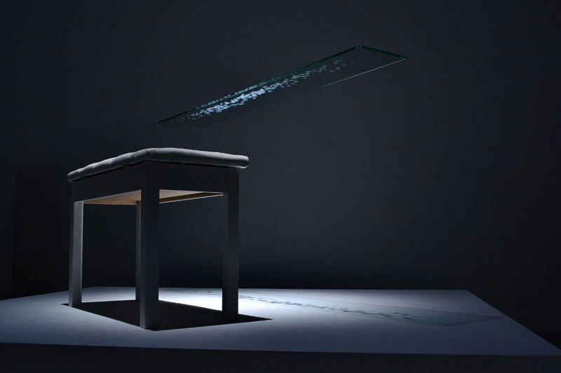 obra de vidrio contemporáneo en exposición Stanislav Libenský Award Praga escultura en vidrio arte contemporáneo exposición internacional en Praga detalle de pieza artística en vidrio contemporáneo luz y transparencia exposición de arte en vidrio en el Clam Gallas Palace Praga artistas emergentes del vidrio exhibición internacional Stanislav Libenský Award
