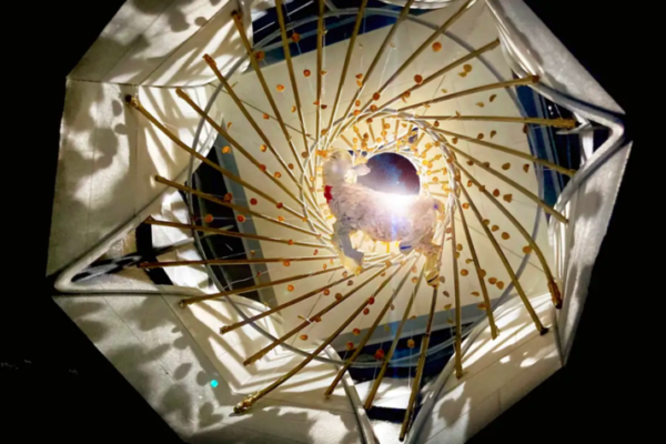 Andrea Mastrovito, Agnus Dei, Sagrada Família, vidrio artístico, arte en vidrio, Gaudí, Torre de Jesucristo, escultura de vidrio, Studio Reduzzi, arte sacro contemporáneo, luz y arquitectura, vidrio contemporáneo, Barcelona. Andrea Mastrovito, Agnus Dei, Sagrada Família, vidrio artístico, arte en vidrio, Gaudí, Torre de Jesucristo, escultura de vidrio, Studio Reduzzi, arte sacro contemporáneo, luz y arquitectura, vidrio contemporáneo, Barcelona.