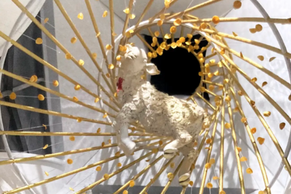 Andrea Mastrovito, Agnus Dei, Sagrada Família, vidrio artístico, arte en vidrio, Gaudí, Torre de Jesucristo, escultura de vidrio, Studio Reduzzi, arte sacro contemporáneo, luz y arquitectura, vidrio contemporáneo, Barcelona. Andrea Mastrovito, Agnus Dei, Sagrada Família, vidrio artístico, arte en vidrio, Gaudí, Torre de Jesucristo, escultura de vidrio, Studio Reduzzi, arte sacro contemporáneo, luz y arquitectura, vidrio contemporáneo, Barcelona.