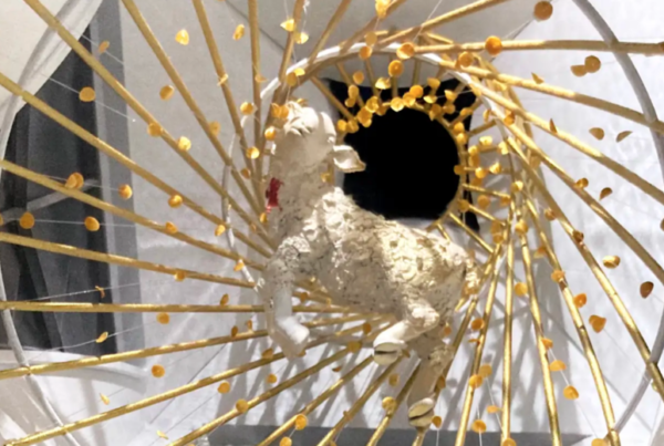 Andrea Mastrovito, Agnus Dei, Sagrada Família, vidrio artístico, arte en vidrio, Gaudí, Torre de Jesucristo, escultura de vidrio, Studio Reduzzi, arte sacro contemporáneo, luz y arquitectura, vidrio contemporáneo, Barcelona.