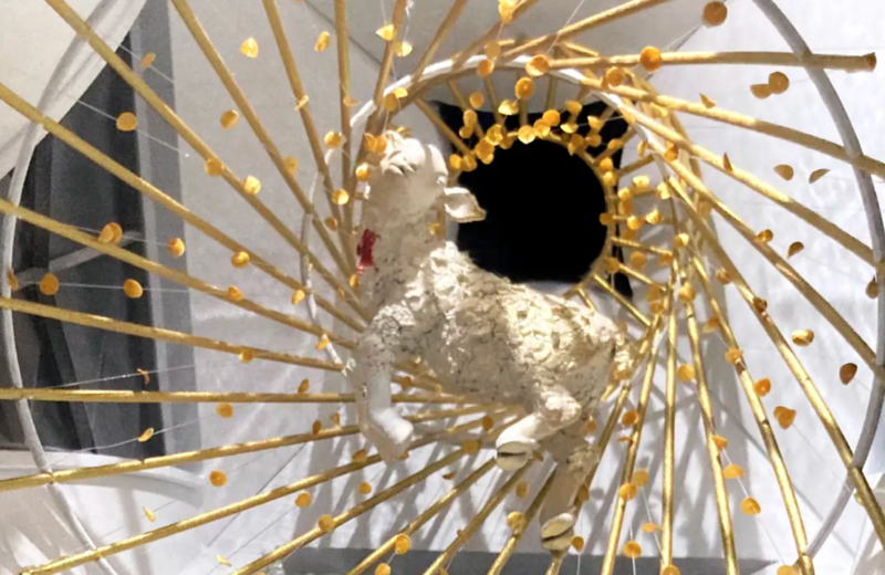 Andrea Mastrovito, Agnus Dei, Sagrada Família, vidrio artístico, arte en vidrio, Gaudí, Torre de Jesucristo, escultura de vidrio, Studio Reduzzi, arte sacro contemporáneo, luz y arquitectura, vidrio contemporáneo, Barcelona.