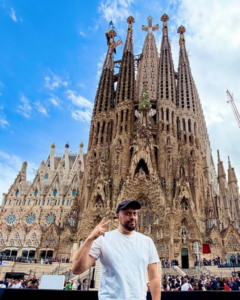 Andrea Mastrovito, Agnus Dei, Sagrada Família, vidrio artístico, arte en vidrio, Gaudí, Torre de Jesucristo, escultura de vidrio, Studio Reduzzi, arte sacro contemporáneo, luz y arquitectura, vidrio contemporáneo, Barcelona.