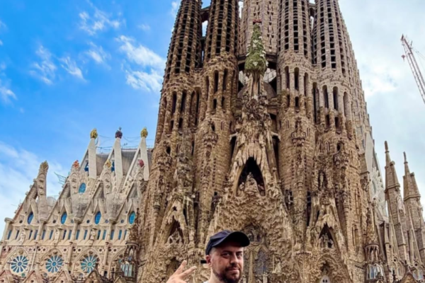 Andrea Mastrovito, Agnus Dei, Sagrada Família, vidrio artístico, arte en vidrio, Gaudí, Torre de Jesucristo, escultura de vidrio, Studio Reduzzi, arte sacro contemporáneo, luz y arquitectura, vidrio contemporáneo, Barcelona. Andrea Mastrovito, Agnus Dei, Sagrada Família, vidrio artístico, arte en vidrio, Gaudí, Torre de Jesucristo, escultura de vidrio, Studio Reduzzi, arte sacro contemporáneo, luz y arquitectura, vidrio contemporáneo, Barcelona.
