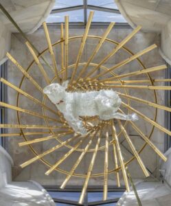 Andrea Mastrovito, Agnus Dei, Sagrada Família, vidrio artístico, arte en vidrio, Gaudí, Torre de Jesucristo, escultura de vidrio, Studio Reduzzi, arte sacro contemporáneo, luz y arquitectura, vidrio contemporáneo, Barcelona.