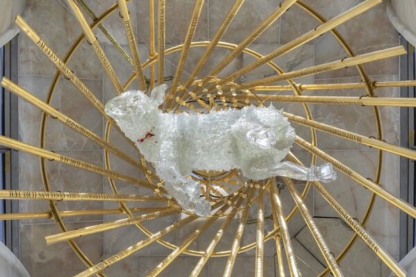 Andrea Mastrovito, Agnus Dei, Sagrada Família, vidrio artístico, arte en vidrio, Gaudí, Torre de Jesucristo, escultura de vidrio, Studio Reduzzi, arte sacro contemporáneo, luz y arquitectura, vidrio contemporáneo, Barcelona. Andrea Mastrovito, Agnus Dei, Sagrada Família, vidrio artístico, arte en vidrio, Gaudí, Torre de Jesucristo, escultura de vidrio, Studio Reduzzi, arte sacro contemporáneo, luz y arquitectura, vidrio contemporáneo, Barcelona.