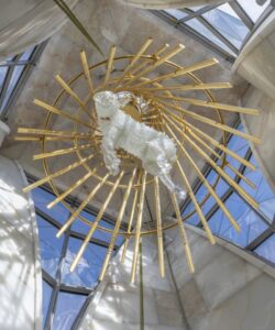 Andrea Mastrovito, Agnus Dei, Sagrada Família, vidrio artístico, arte en vidrio, Gaudí, Torre de Jesucristo, escultura de vidrio, Studio Reduzzi, arte sacro contemporáneo, luz y arquitectura, vidrio contemporáneo, Barcelona.