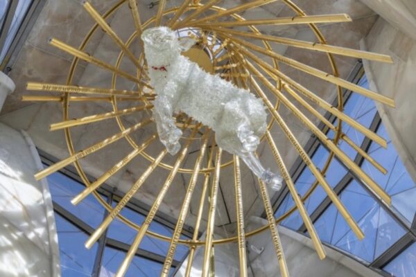 Andrea Mastrovito, Agnus Dei, Sagrada Família, vidrio artístico, arte en vidrio, Gaudí, Torre de Jesucristo, escultura de vidrio, Studio Reduzzi, arte sacro contemporáneo, luz y arquitectura, vidrio contemporáneo, Barcelona. Andrea Mastrovito, Agnus Dei, Sagrada Família, vidrio artístico, arte en vidrio, Gaudí, Torre de Jesucristo, escultura de vidrio, Studio Reduzzi, arte sacro contemporáneo, luz y arquitectura, vidrio contemporáneo, Barcelona.