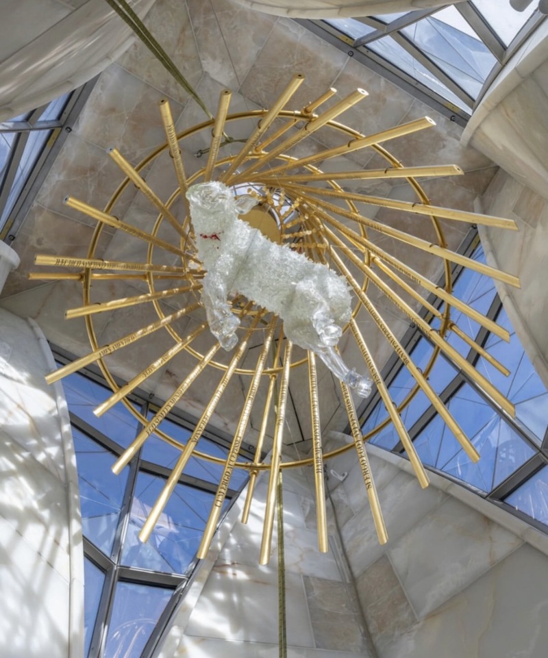 Andrea Mastrovito, Agnus Dei, Sagrada Família, vidrio artístico, arte en vidrio, Gaudí, Torre de Jesucristo, escultura de vidrio, Studio Reduzzi, arte sacro contemporáneo, luz y arquitectura, vidrio contemporáneo, Barcelona.