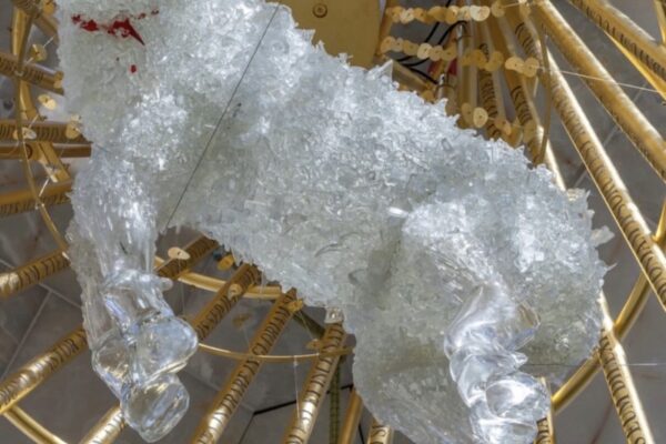 Andrea Mastrovito, Agnus Dei, Sagrada Família, vidrio artístico, arte en vidrio, Gaudí, Torre de Jesucristo, escultura de vidrio, Studio Reduzzi, arte sacro contemporáneo, luz y arquitectura, vidrio contemporáneo, Barcelona. Andrea Mastrovito, Agnus Dei, Sagrada Família, vidrio artístico, arte en vidrio, Gaudí, Torre de Jesucristo, escultura de vidrio, Studio Reduzzi, arte sacro contemporáneo, luz y arquitectura, vidrio contemporáneo, Barcelona.