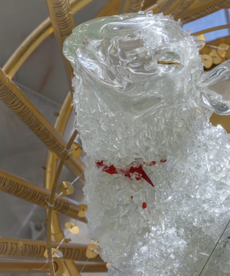 Andrea Mastrovito, Agnus Dei, Sagrada Família, vidrio artístico, arte en vidrio, Gaudí, Torre de Jesucristo, escultura de vidrio, Studio Reduzzi, arte sacro contemporáneo, luz y arquitectura, vidrio contemporáneo, Barcelona.