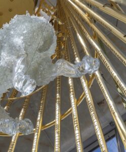 Andrea Mastrovito, Agnus Dei, Sagrada Família, vidrio artístico, arte en vidrio, Gaudí, Torre de Jesucristo, escultura de vidrio, Studio Reduzzi, arte sacro contemporáneo, luz y arquitectura, vidrio contemporáneo, Barcelona.