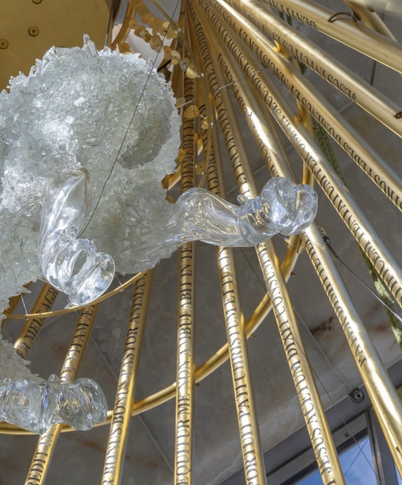 Andrea Mastrovito, Agnus Dei, Sagrada Família, vidrio artístico, arte en vidrio, Gaudí, Torre de Jesucristo, escultura de vidrio, Studio Reduzzi, arte sacro contemporáneo, luz y arquitectura, vidrio contemporáneo, Barcelona.
