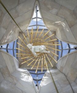 Andrea Mastrovito, Agnus Dei, Sagrada Família, vidrio artístico, arte en vidrio, Gaudí, Torre de Jesucristo, escultura de vidrio, Studio Reduzzi, arte sacro contemporáneo, luz y arquitectura, vidrio contemporáneo, Barcelona.