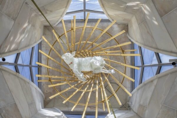 Andrea Mastrovito, Agnus Dei, Sagrada Família, vidrio artístico, arte en vidrio, Gaudí, Torre de Jesucristo, escultura de vidrio, Studio Reduzzi, arte sacro contemporáneo, luz y arquitectura, vidrio contemporáneo, Barcelona. Andrea Mastrovito, Agnus Dei, Sagrada Família, vidrio artístico, arte en vidrio, Gaudí, Torre de Jesucristo, escultura de vidrio, Studio Reduzzi, arte sacro contemporáneo, luz y arquitectura, vidrio contemporáneo, Barcelona.
