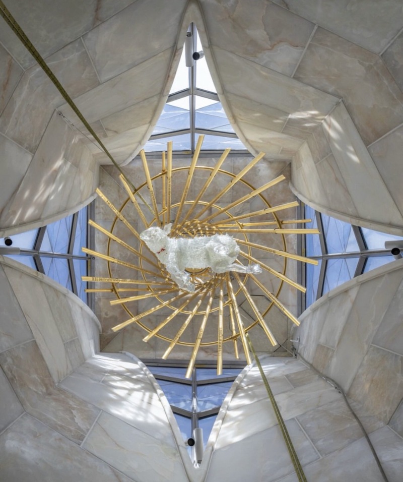 Andrea Mastrovito, Agnus Dei, Sagrada Família, vidrio artístico, arte en vidrio, Gaudí, Torre de Jesucristo, escultura de vidrio, Studio Reduzzi, arte sacro contemporáneo, luz y arquitectura, vidrio contemporáneo, Barcelona.