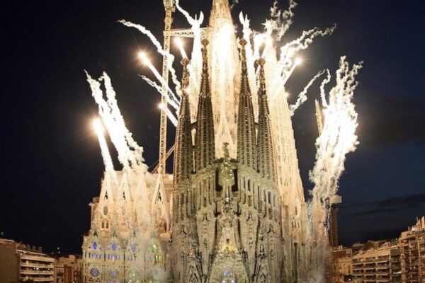 Andrea Mastrovito, Agnus Dei, Sagrada Família, vidrio artístico, arte en vidrio, Gaudí, Torre de Jesucristo, escultura de vidrio, Studio Reduzzi, arte sacro contemporáneo, luz y arquitectura, vidrio contemporáneo, Barcelona. Andrea Mastrovito, Agnus Dei, Sagrada Família, vidrio artístico, arte en vidrio, Gaudí, Torre de Jesucristo, escultura de vidrio, Studio Reduzzi, arte sacro contemporáneo, luz y arquitectura, vidrio contemporáneo, Barcelona.