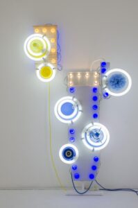 Leonardo Damonte Leonardo Damonte artista argentino vidrio en el arte contemporáneo escultura contemporánea arte con vidrio tubos fluorescentes en el arte instalaciones artísticas con luz escultura con vidrio arte contemporáneo argentino artistas que trabajan con vidrio