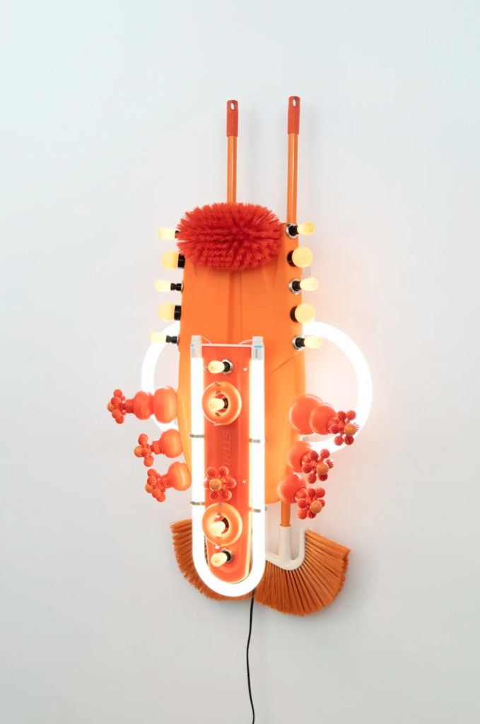 Leonardo Damonte Leonardo Damonte artista argentino vidrio en el arte contemporáneo escultura contemporánea arte con vidrio tubos fluorescentes en el arte instalaciones artísticas con luz escultura con vidrio arte contemporáneo argentino artistas que trabajan con vidrio