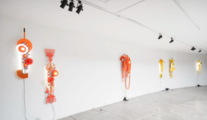 Leonardo Damonte Leonardo Damonte artista argentino vidrio en el arte contemporáneo escultura contemporánea arte con vidrio tubos fluorescentes en el arte instalaciones artísticas con luz escultura con vidrio arte contemporáneo argentino artistas que trabajan con vidrio