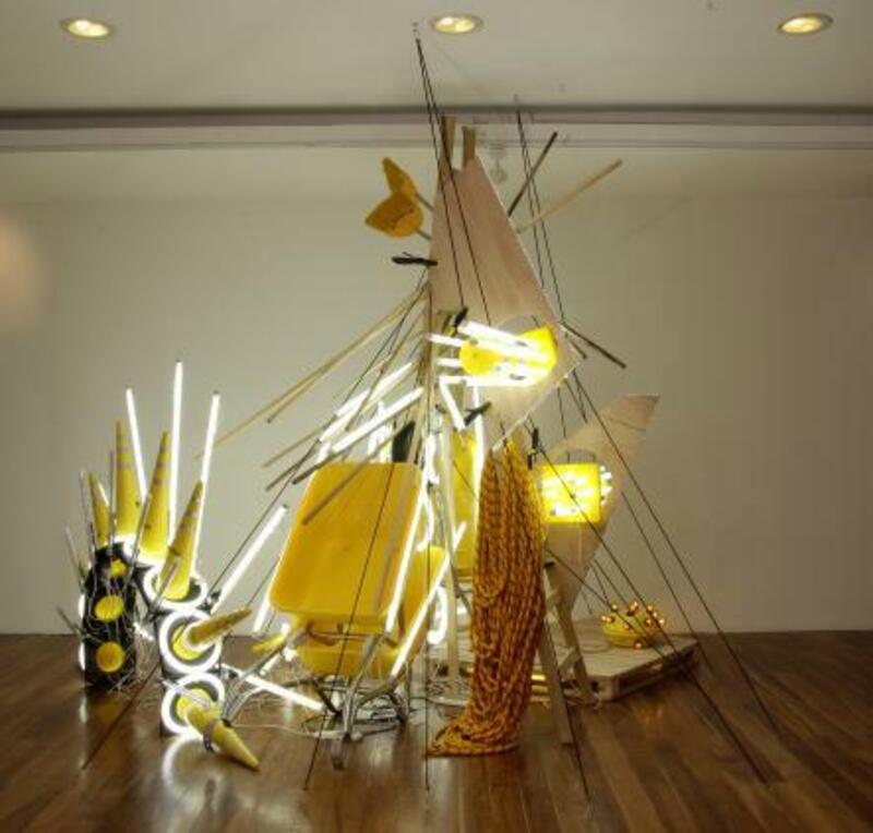 Leonardo Damonte Leonardo Damonte artista argentino vidrio en el arte contemporáneo escultura contemporánea arte con vidrio tubos fluorescentes en el arte instalaciones artísticas con luz escultura con vidrio arte contemporáneo argentino artistas que trabajan con vidrio