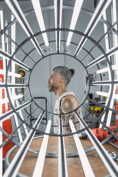 Leonardo Damonte Leonardo Damonte artista argentino vidrio en el arte contemporáneo escultura contemporánea arte con vidrio tubos fluorescentes en el arte instalaciones artísticas con luz escultura con vidrio arte contemporáneo argentino artistas que trabajan con vidrio